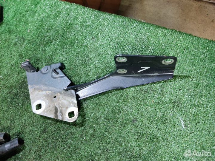 Петля капота левая Renault Megane 3