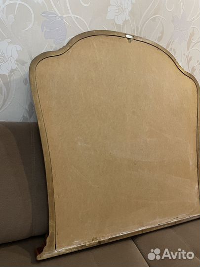 Зеркало настенное в раме из натурального дерева