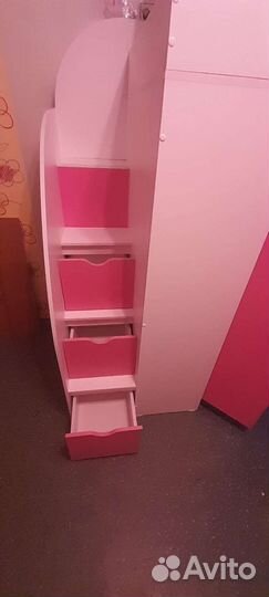 Детская кровать чердак со столом и шкафом