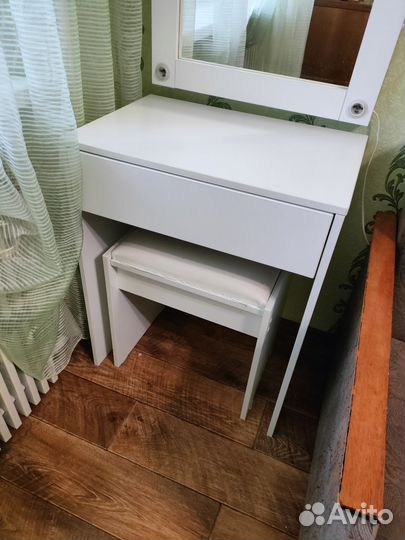 Туалетный столик с зеркалом с подсветкой и пуфиком