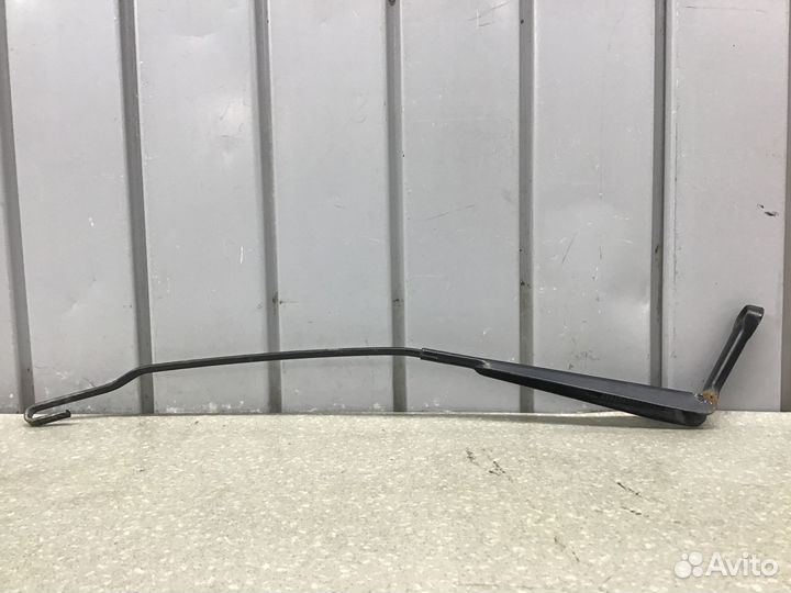 Поводок стеклоочистителя передний правый Skoda Oct