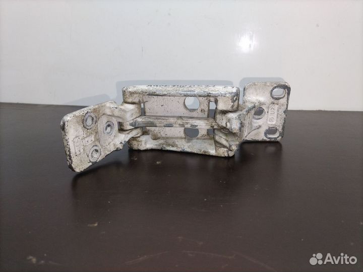 Петля двери правой Mercedes-Benz Sprinter