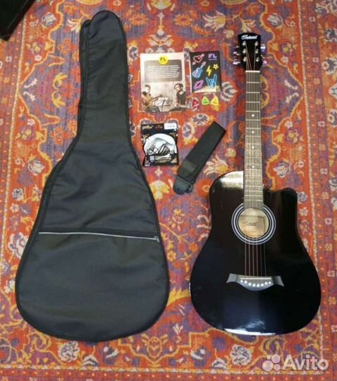 Гитара с чехлом и аксессуарами