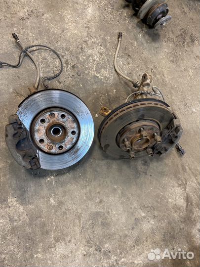 Кулак передний в сборе Nissan Terrano D10