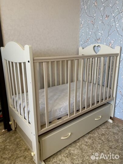 Детская кроватка с маятником и матрасом