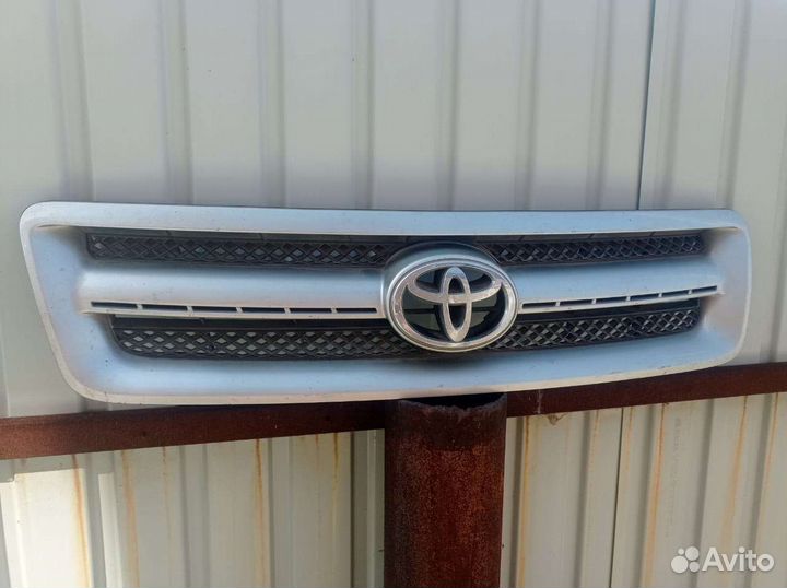 Решетка радиатора Toyota Ipsum