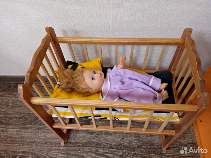 Кровать с куклой
