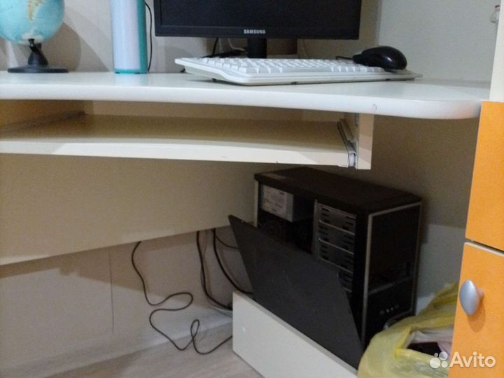 Уголок школьника с кроватью и матрасом