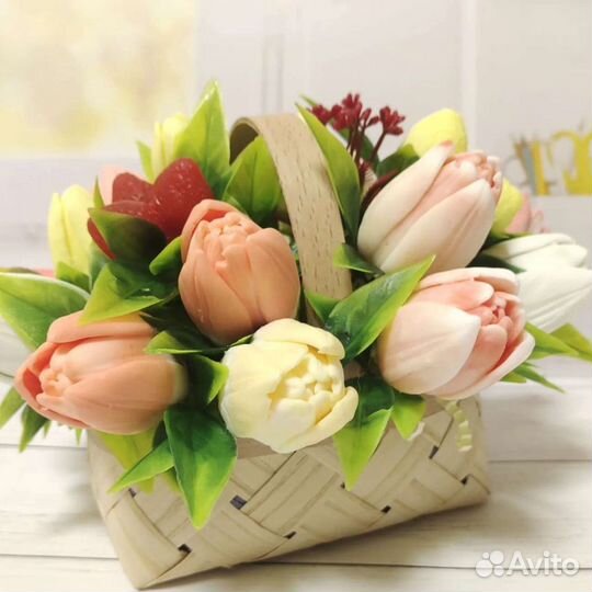 Лукошко с тюльпанами