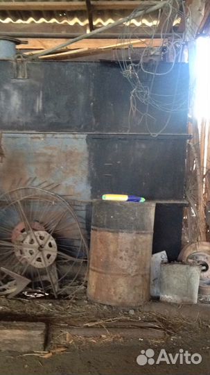 Две емкости для канализации или хранения топлива