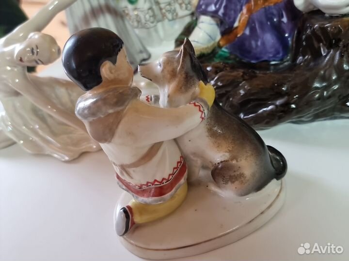 Фарфоровая статуэтка Якут с собакой