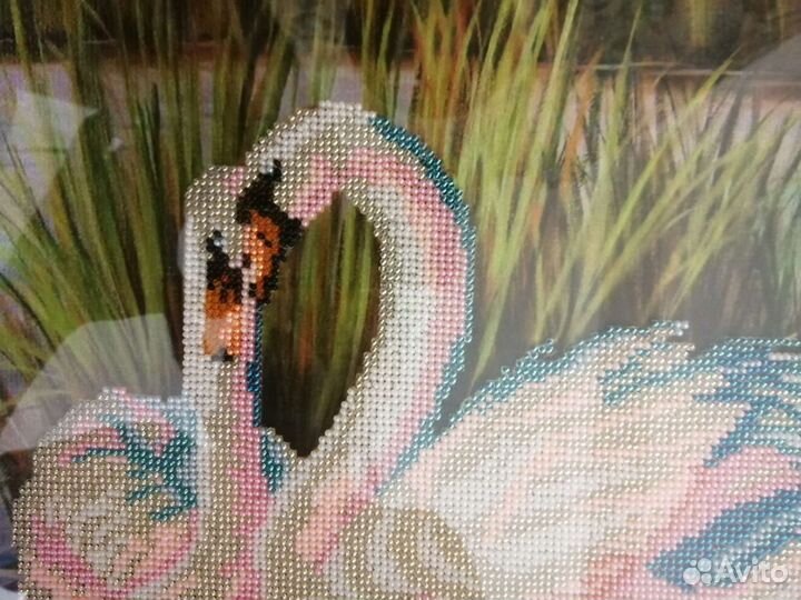 Картина из бисера Лебединая верность ручная работа