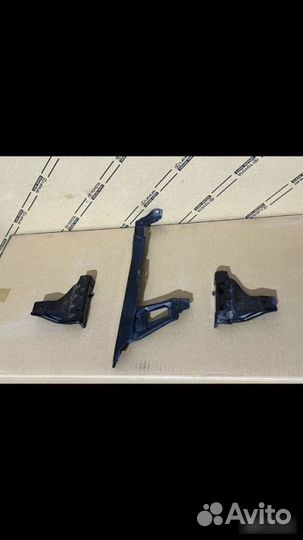 Стойка замка капота Toyota Land Cruiser 200