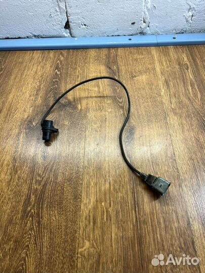 Датчик положения коленвала Volkswagen Passat B5+