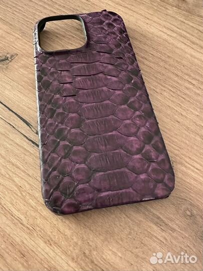 Чехол из питона на iPhone