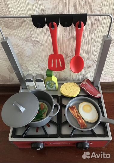 Деревянная плита с посудой и набором продуктов