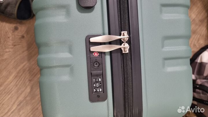 Чемодан почти новый