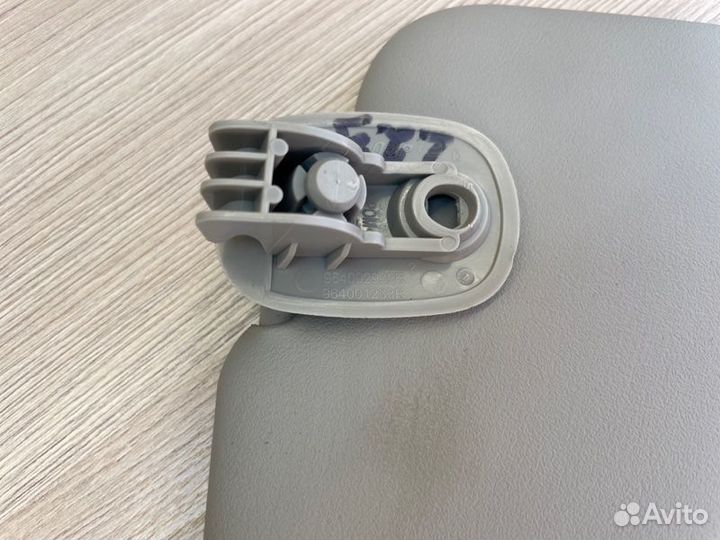 Козырек солнцезащитный правый Renault Logan