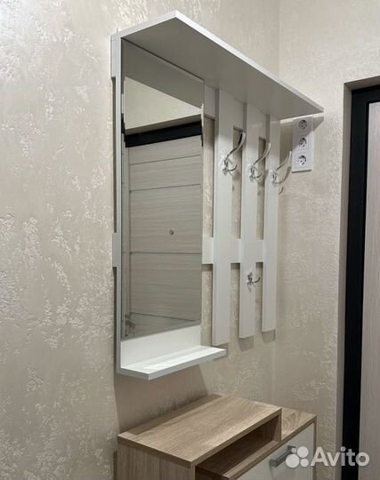 Вешалка настенная в прихожую новая