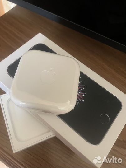 Коробка apple от iPhone SE