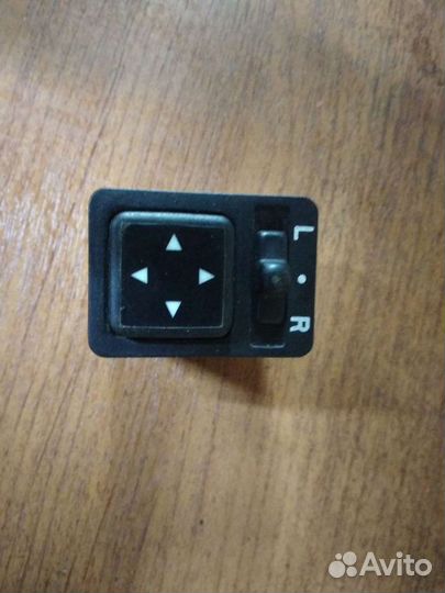 Блок регулировки зеркал Mitsubishi Carisma