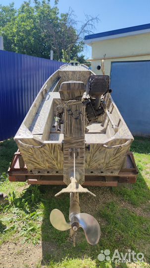 Лодка болотоход с мотором