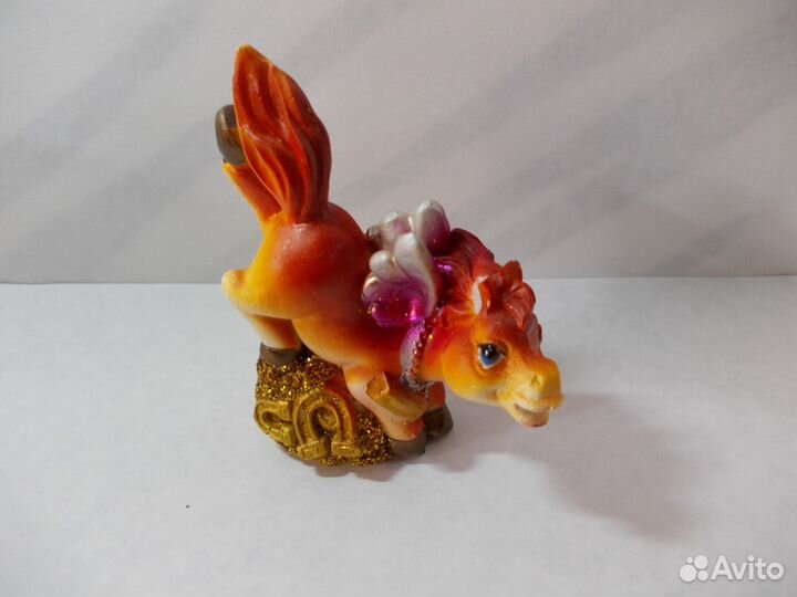 Фигурки из цветного стекла, брелоки, сувениры