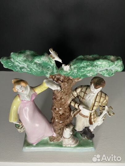 Фарфоровая статуэтка Барышня -крестьянка