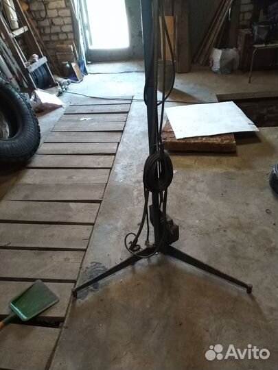 Лампа на штативе