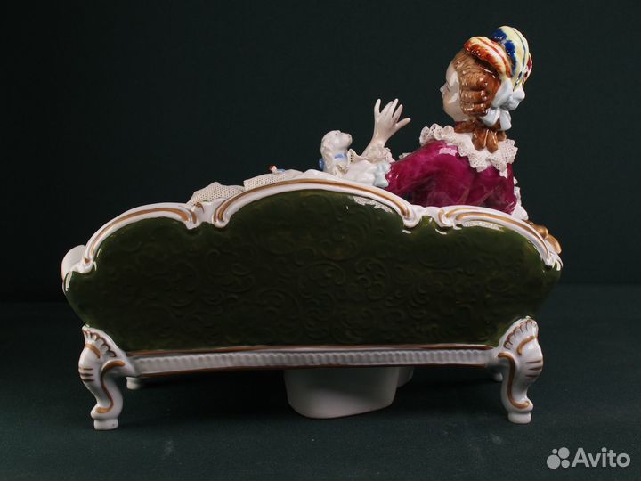 Фарфоровая статуэтка-кружевница 