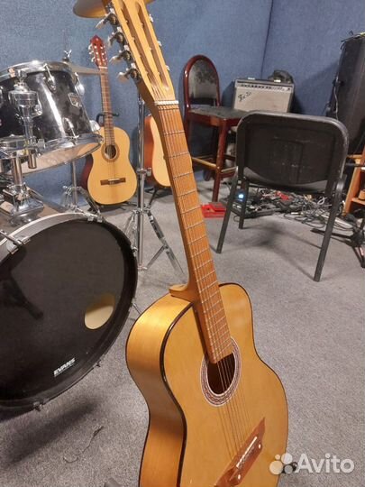 Акустическая гитара