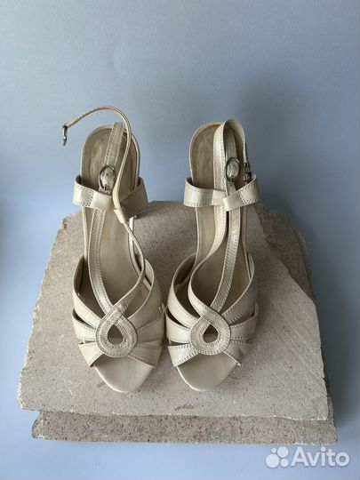 Кожаные босоножки 39