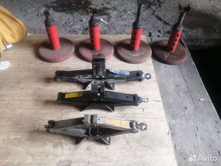 Домкрат механический винтовой