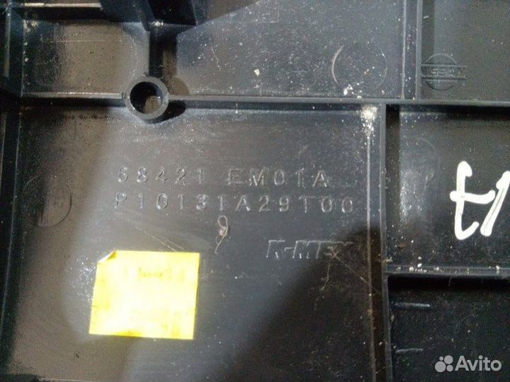 Накладка консоли левая Nissan Tiida хетчбэк HR16