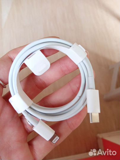 Зарядный шнур на iPhone