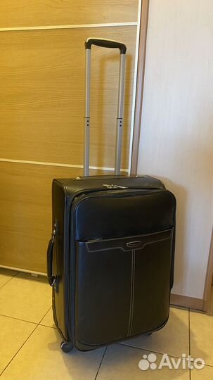 Чемодан на колесах кожаный