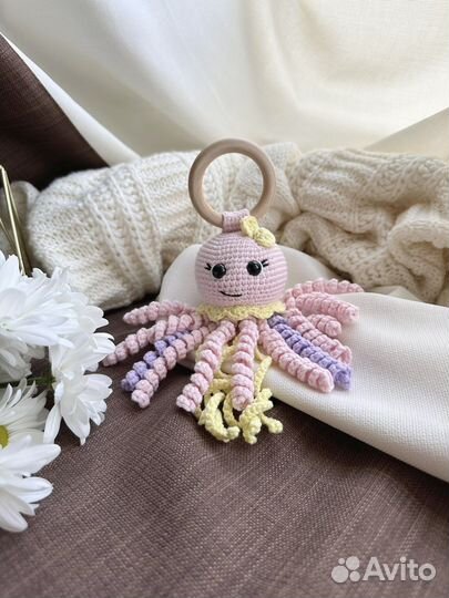 Погремушка грызунок вязанная. Осьминог вязанный