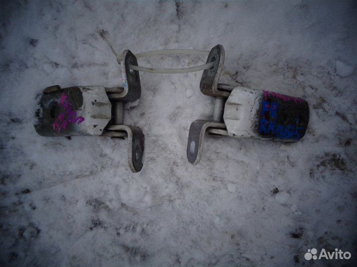 Петля двери передняя правая Toyota Kluger ACU20