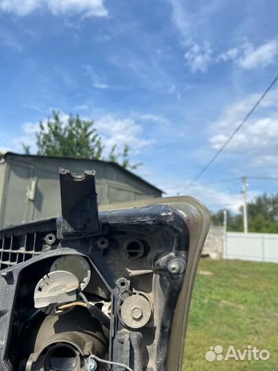 Передние фары toyota avensis