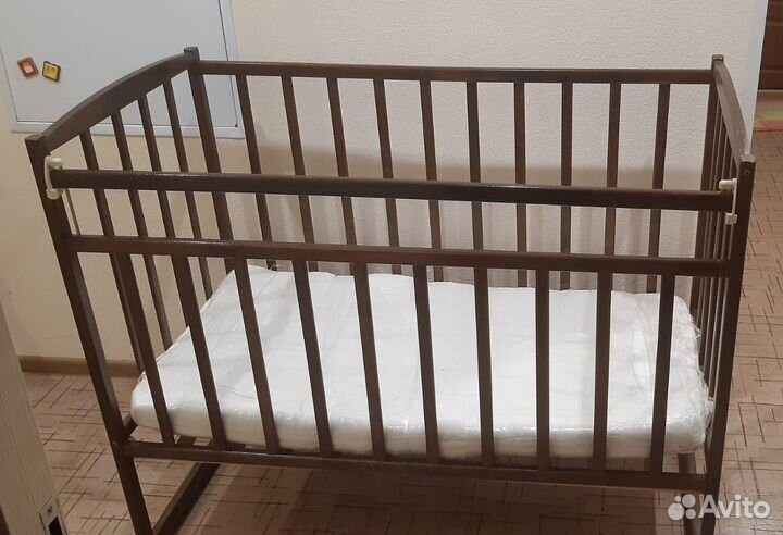 Детская кроватка с маятником