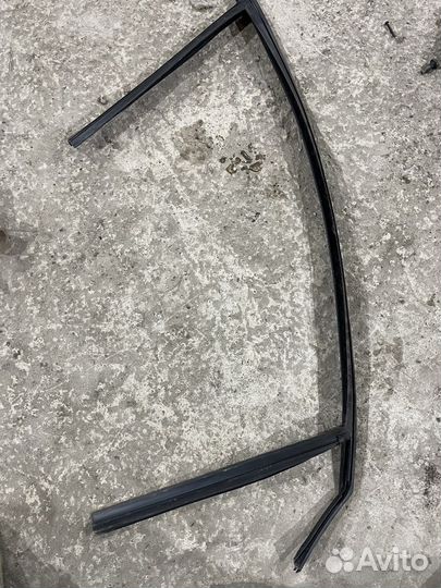 Уплотнитель стекла передний левый ford focus 3