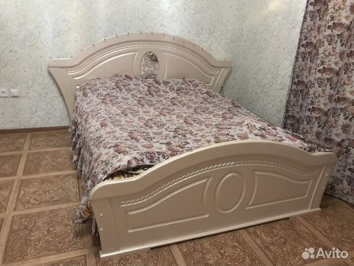 Кровать с зеркалом