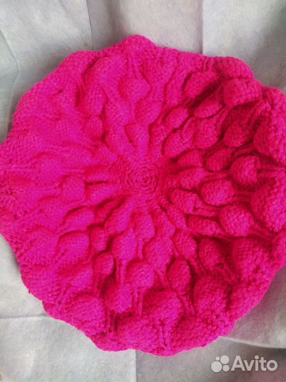 Берет женский.В отличном состоянии,вязка-малинка