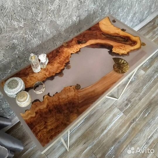 Столик консольный с аммонитами