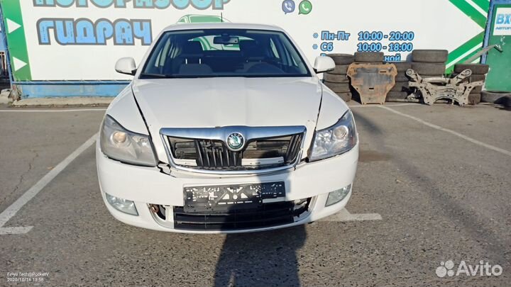 Кронштейн продольного рычага правого Skoda Octavia a5 1K0505130J Отличное состояние