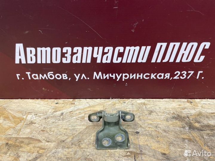 Петля двери передняя правая Renault Duster