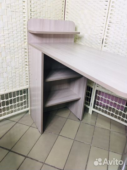 Маникюрный стол