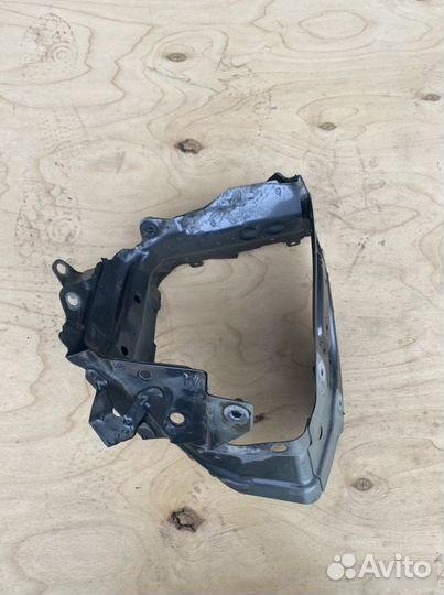 Суппорт фары правый Volkswagen Touareg 2018-2023