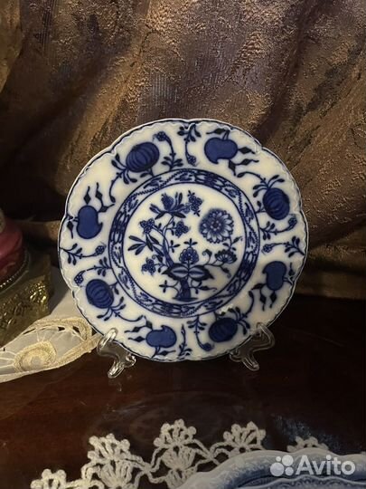 Столик, лампа, кувшин, чайный комплект Антик