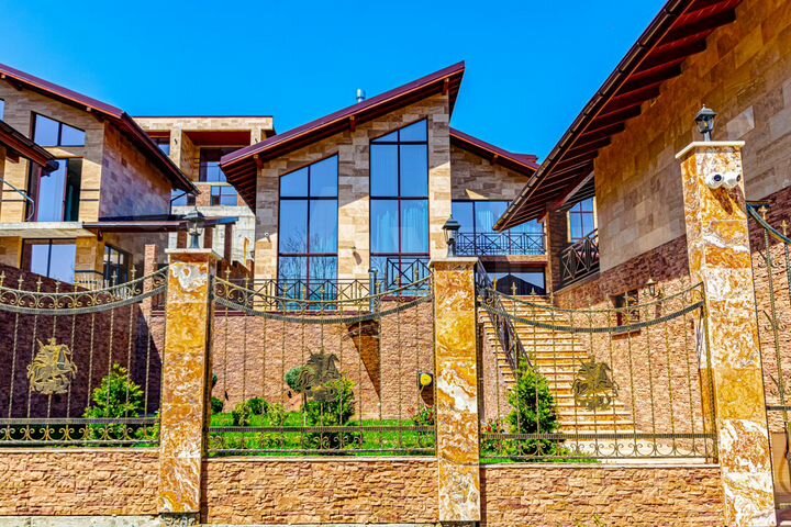 Коттедж 500 м² на участке 8 сот.